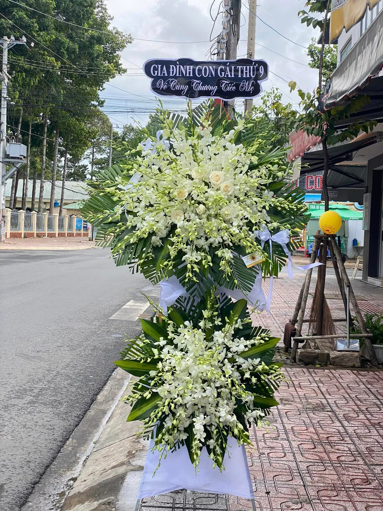 Hoa viếng trong tang lễ Phật giáo nên chọn loại nào