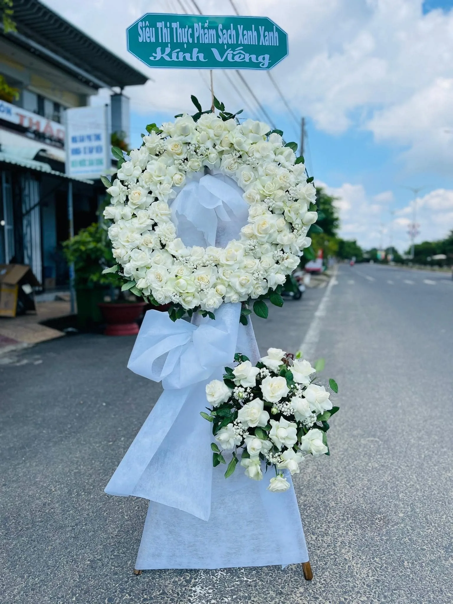 Hoa viếng trong tang lễ Công giáo có gì khác