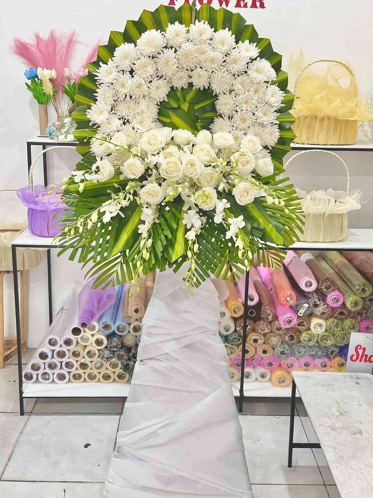 vòng hoa đám tang màu trắng quận 6