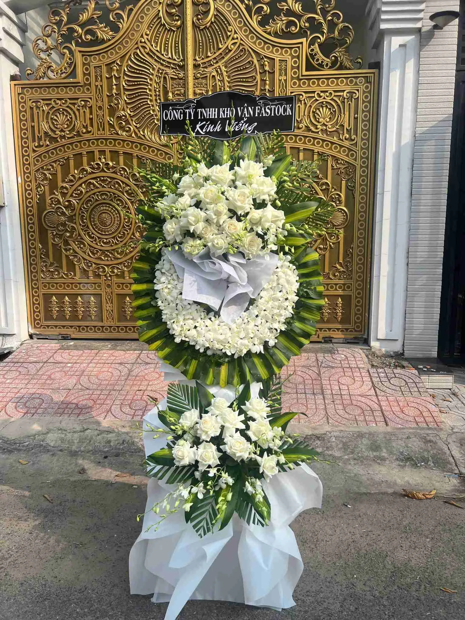 Hoa viếng cho người theo đạo Công giáo