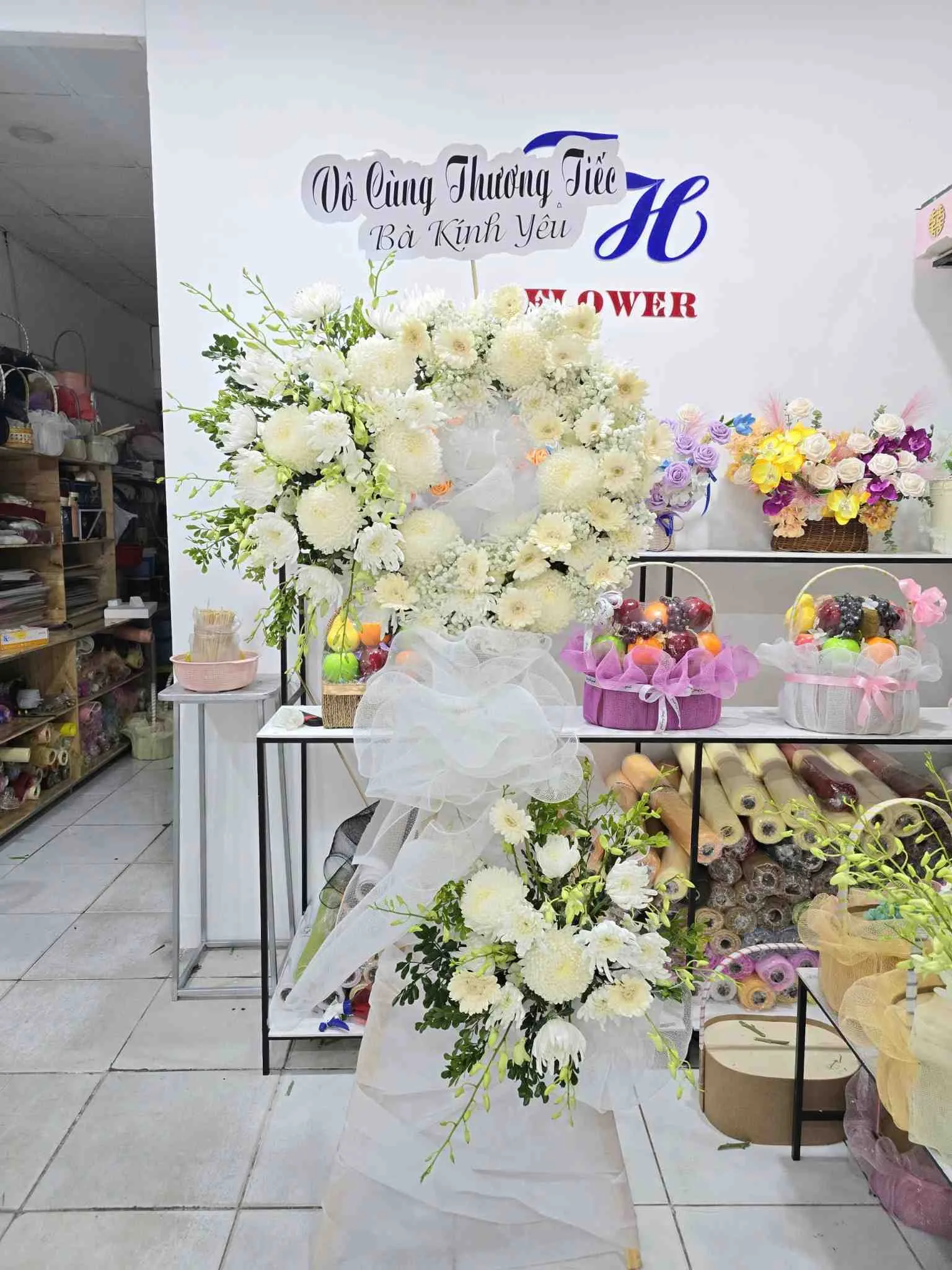 hoa đám tang 2 tầng màu trắng nhiều hoa