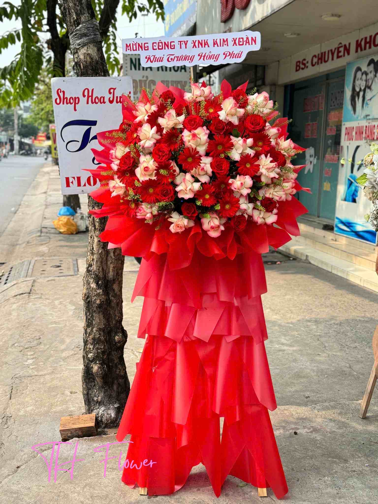 Khai trương nên chọn hoa theo tuổi như thế nào