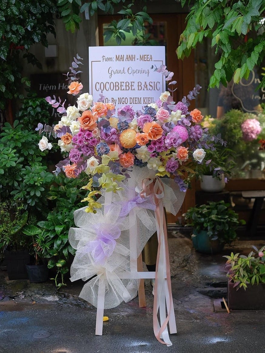 Có nên ghi tên người tặng trên kệ hoa không