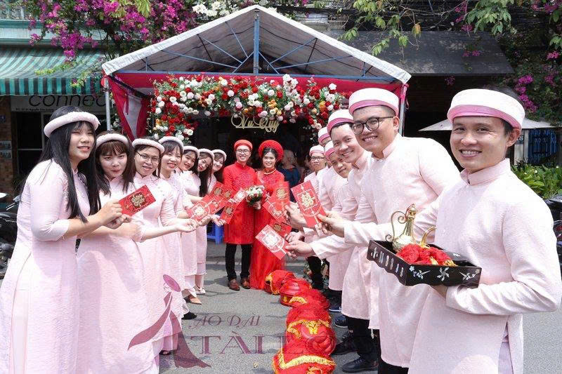 Ai là người bê mâm quả cưới?
