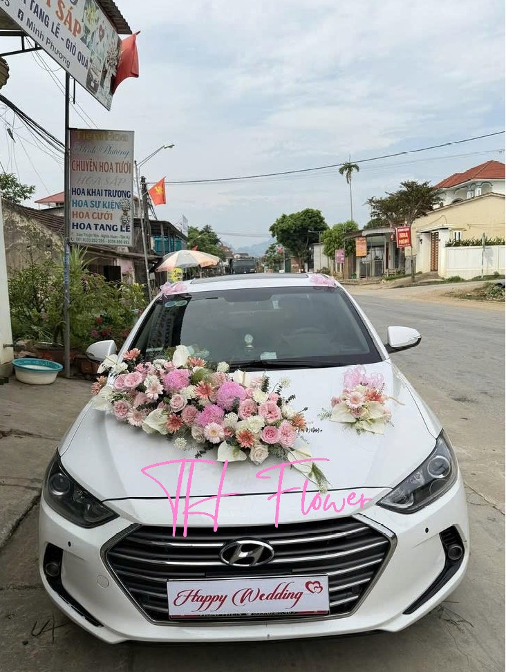 xe cưới trang trí hoa tươi