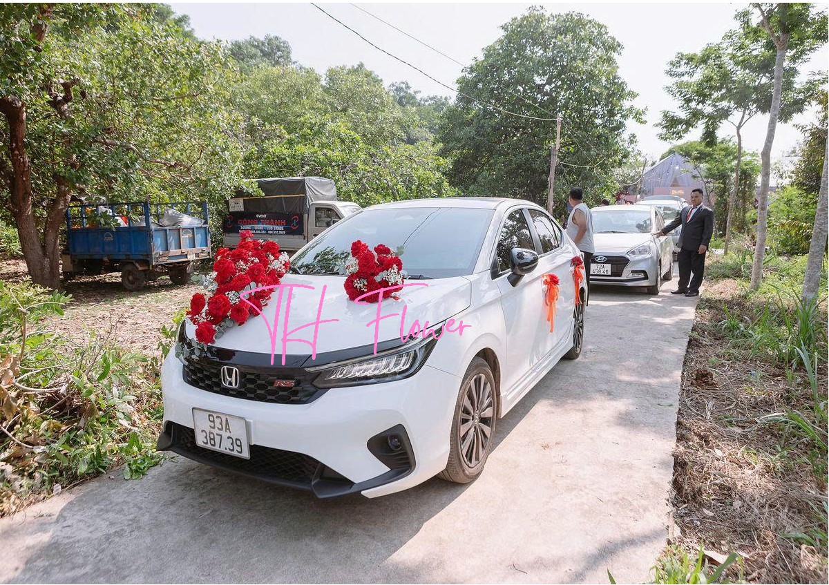 cố định hoa khi trang trí xe hoa