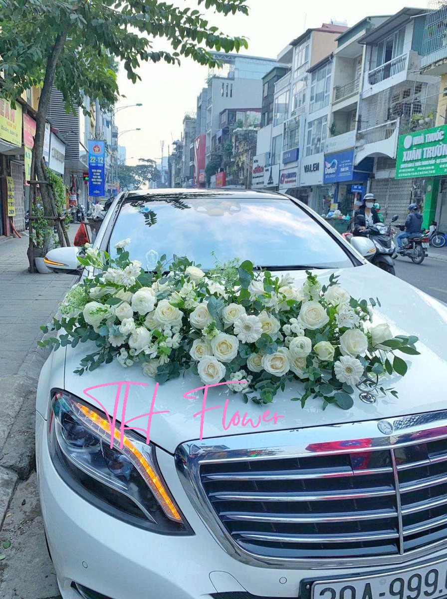 xe cưới trang trí hoa tươi