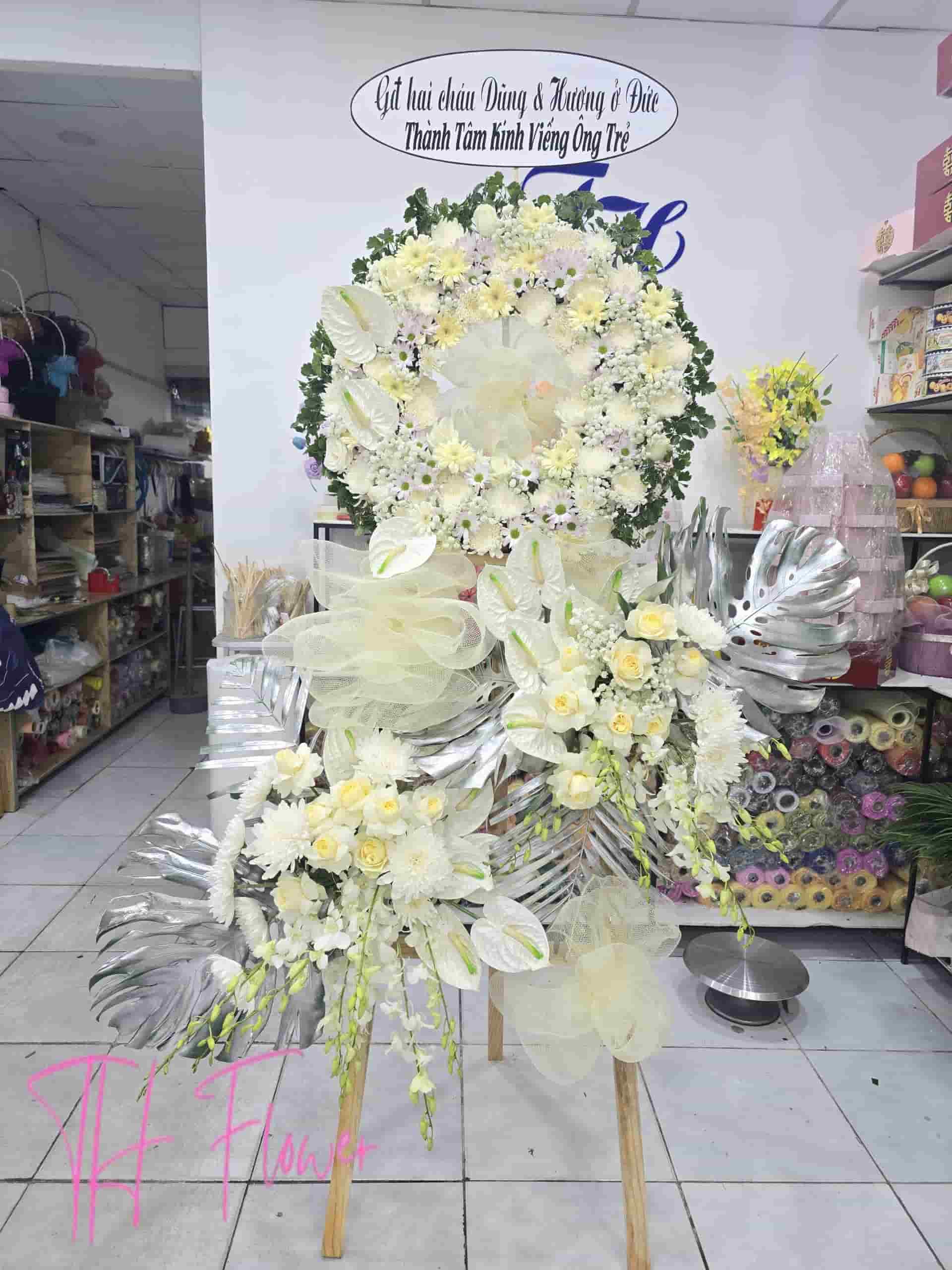 Vòng Hoa Viếng Tone Trắng Kem